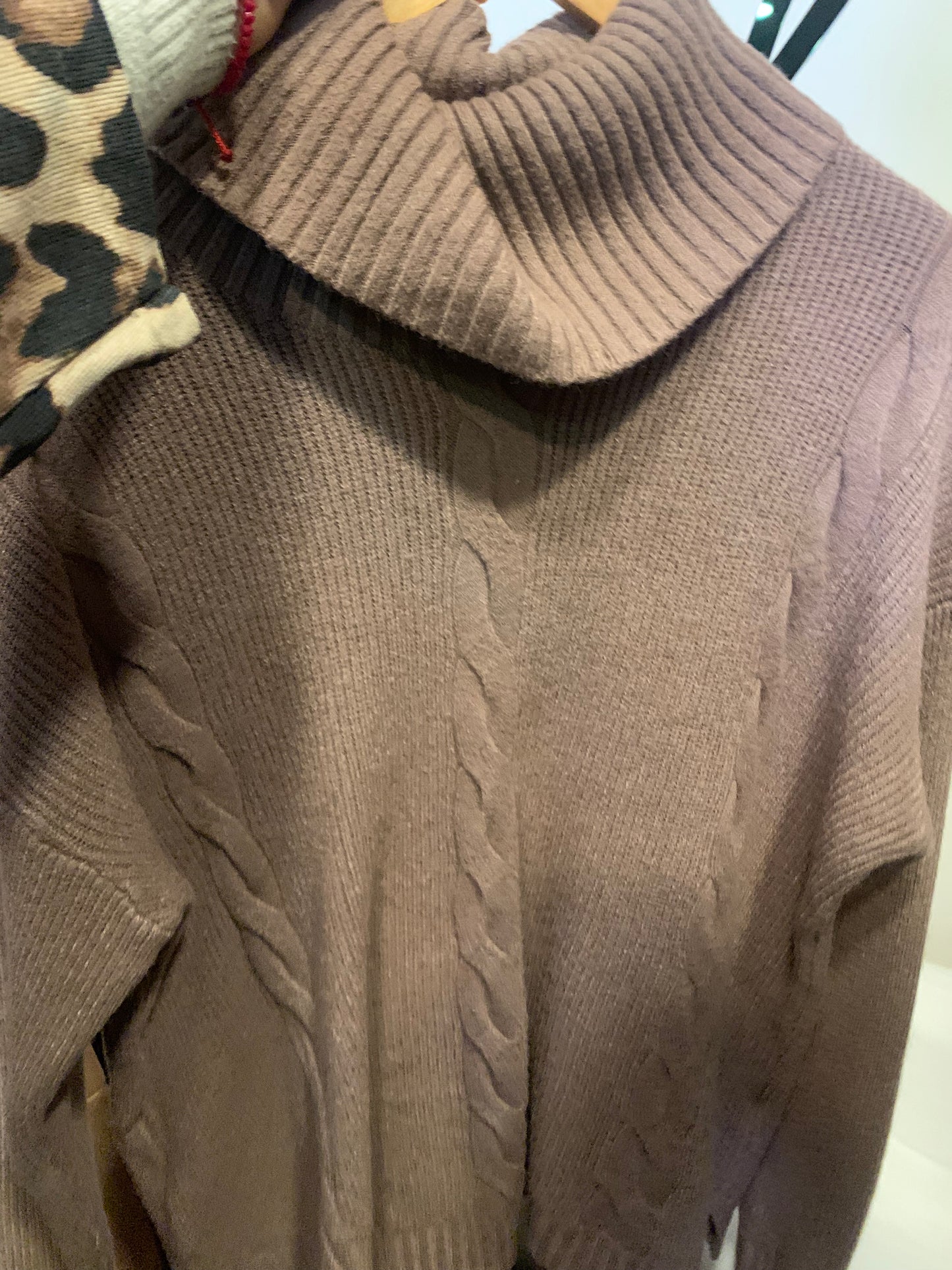 Sweaters cafe tejido cuello trenzas cuerpo