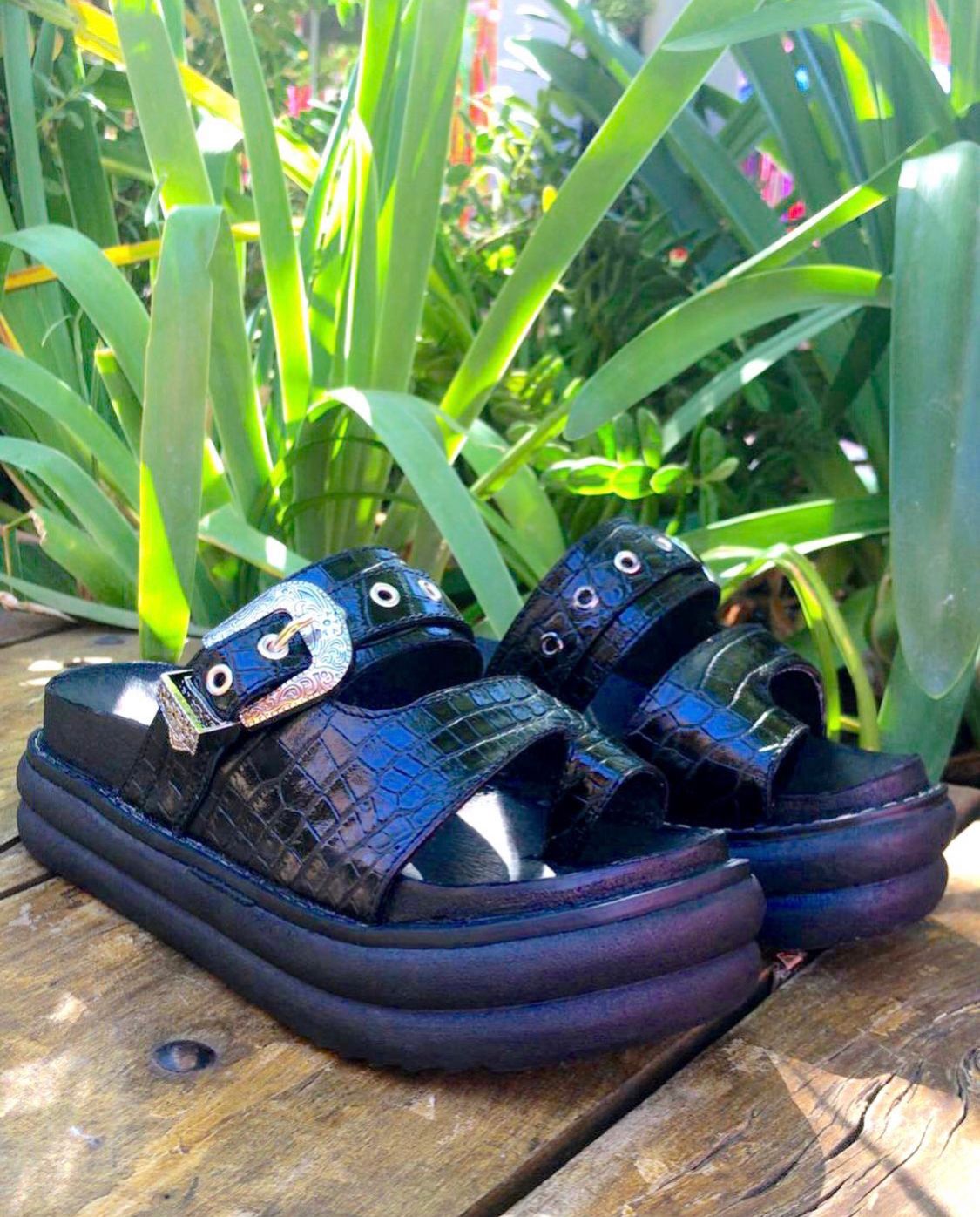 Sandalia Filadelfia dedo cuero negro croco c/hebilla