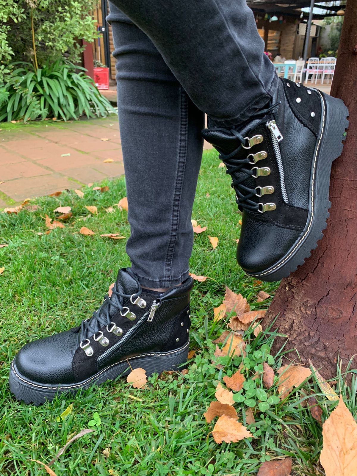 Botín Bolivia cuero negro poroso c/cordones y tachas
