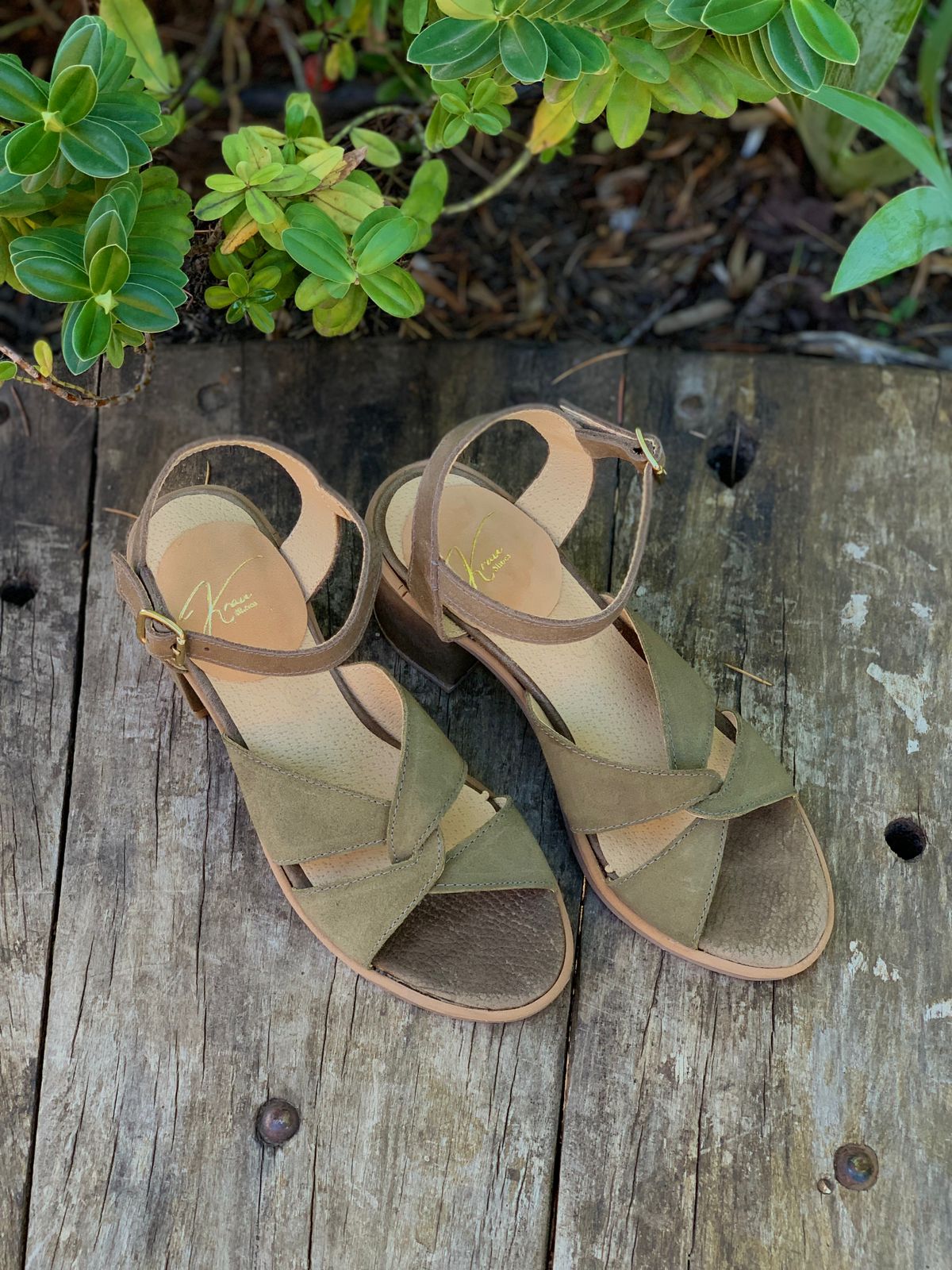 Sandalia Galápagos con taco cuero verde poroso