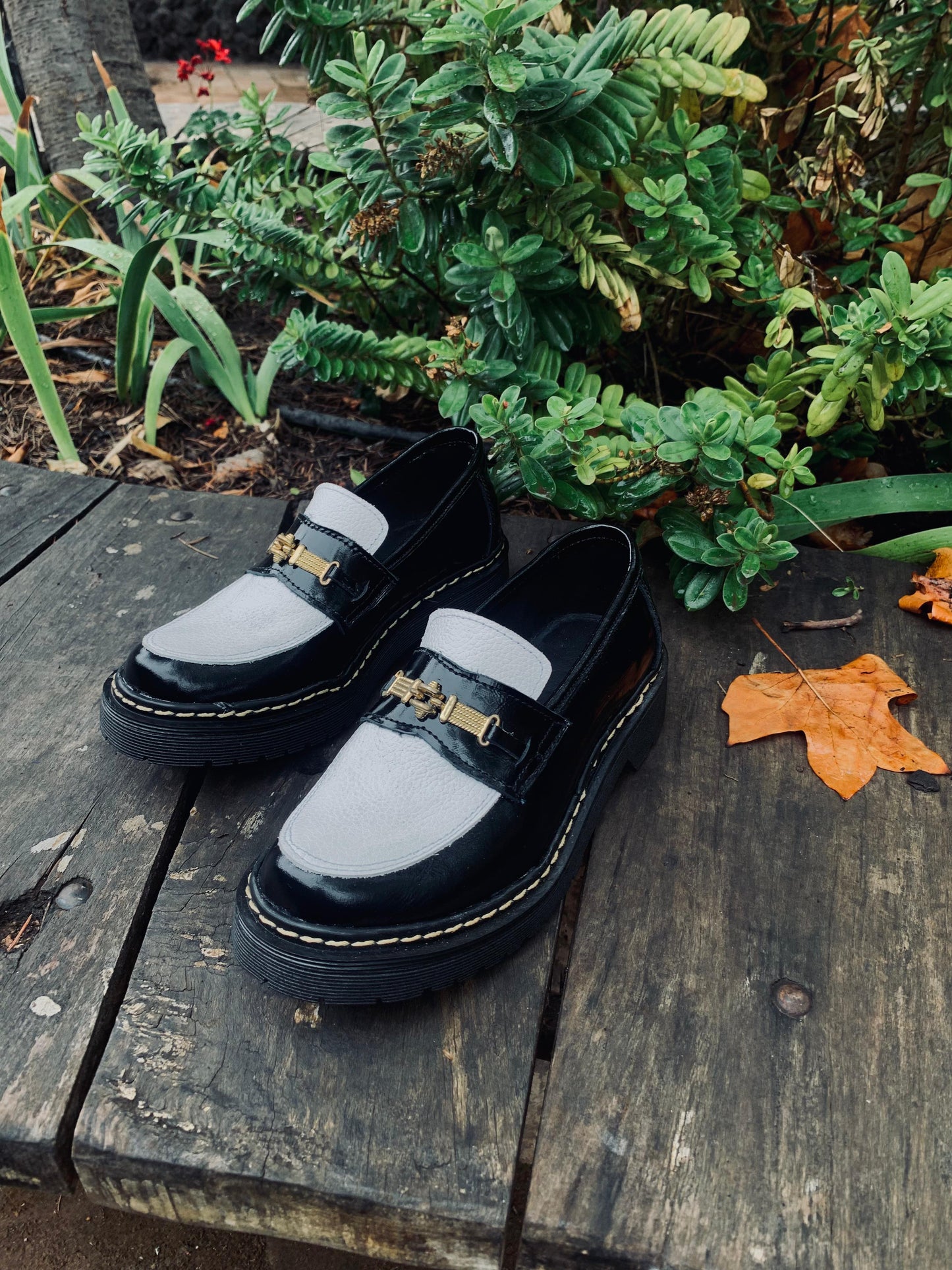 Mocasine Omaha cuero negro richiato, blanco