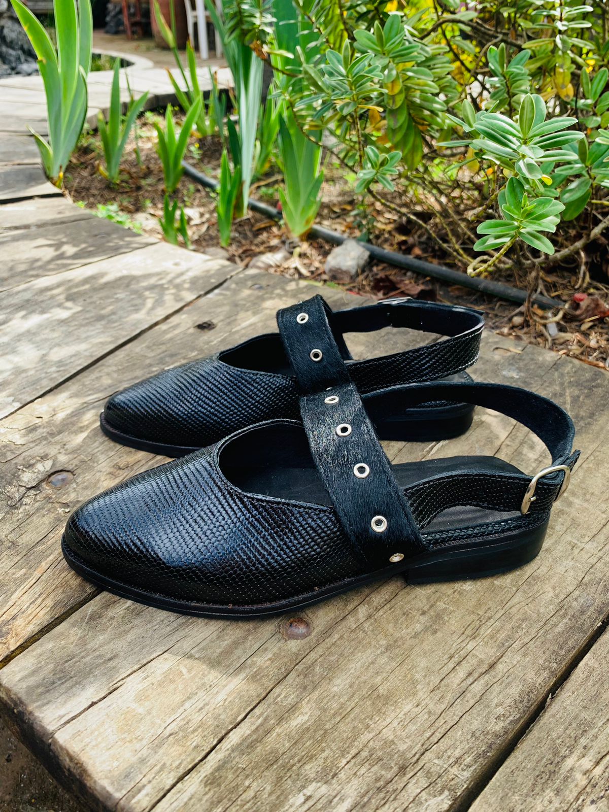 Puntilla Olivia hebilla cuero negro serp c/ pelo y hebilla en talón