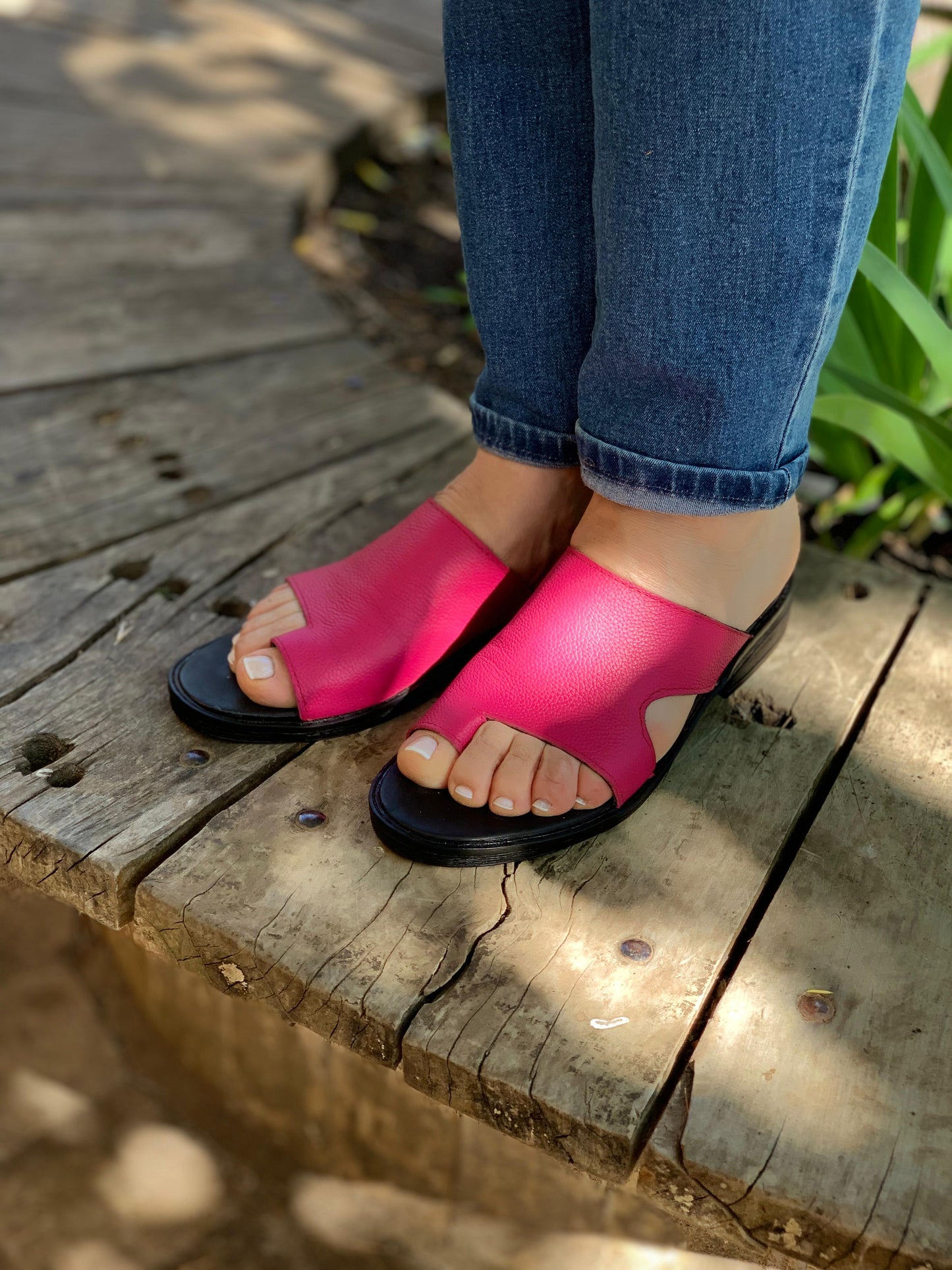 Sandalia Arequipa dedo cuero fucsia