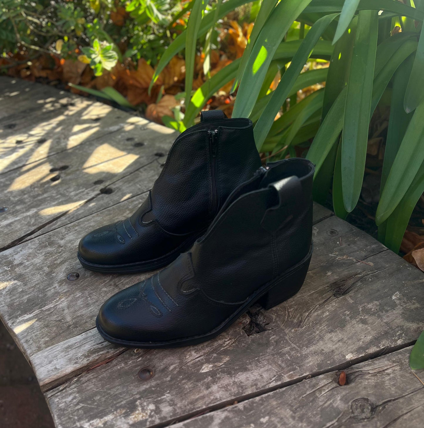Botín vaquero cuero negro poroso