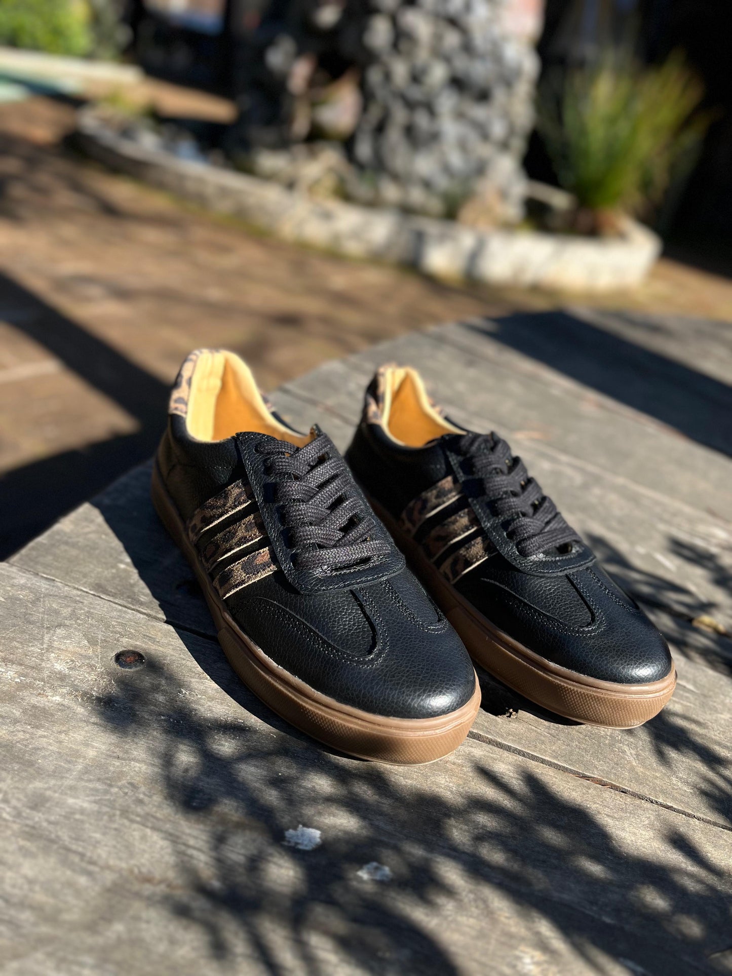 Zapatilla samba cuero negro poroso c/ print
