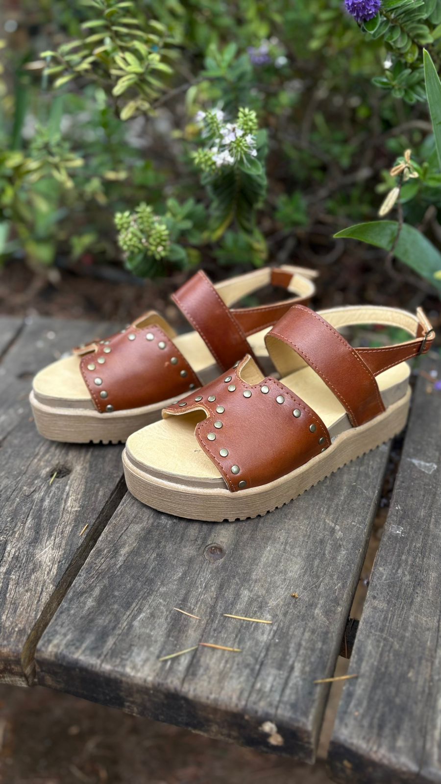 Sandalia Clarisa cuero coñac c/tachas
