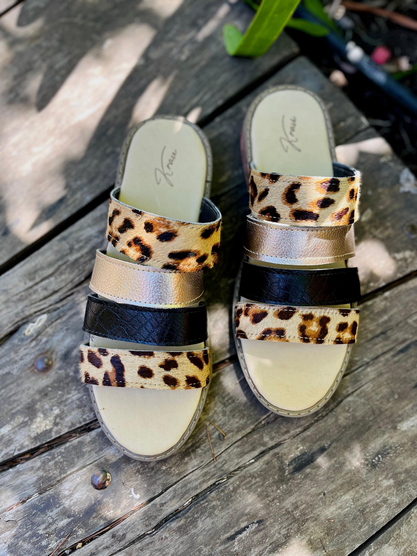 Sandalia teddy tiras cueros pelo print, negro y dorado