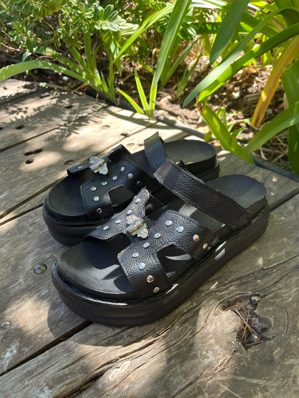 Sandalia Melisa cuero negro tachas y velcro