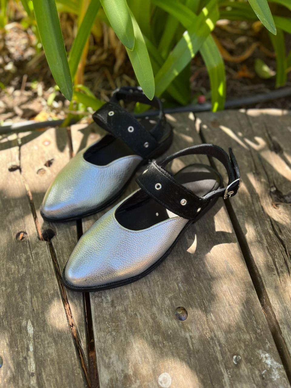 Puntilla Dominik cuero punta plata, empeine pelo negro