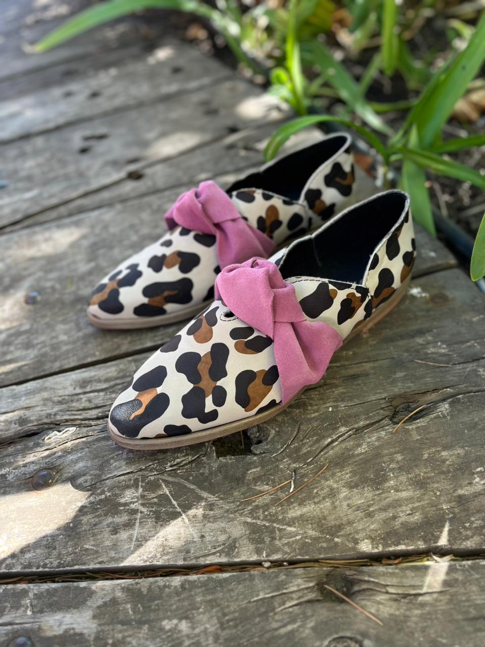 Babucha Roxana cuero print c/rosetón reno rosado