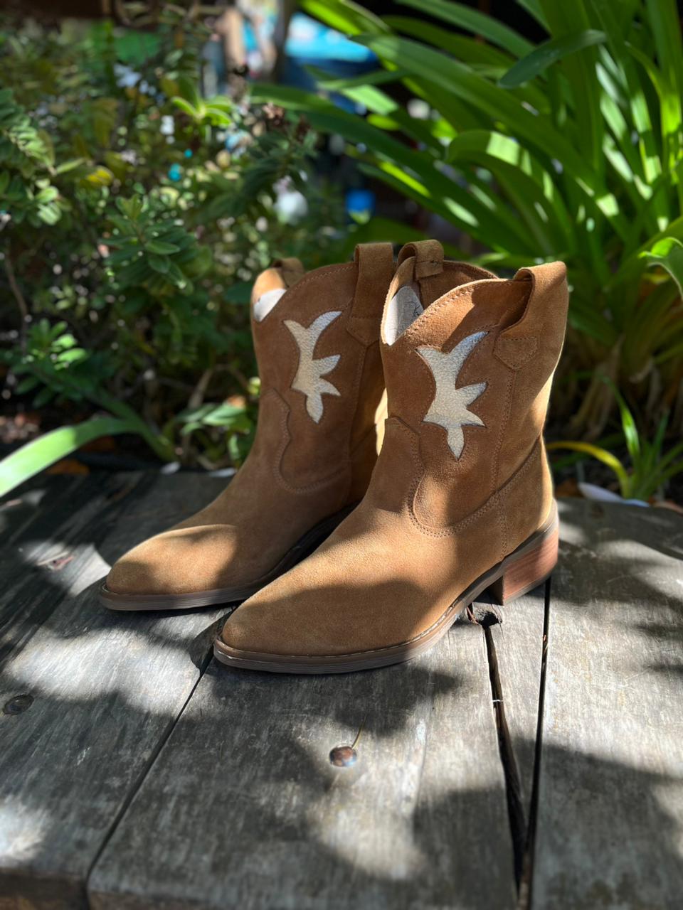 Bota vaquera cuero reno camel c/dorado