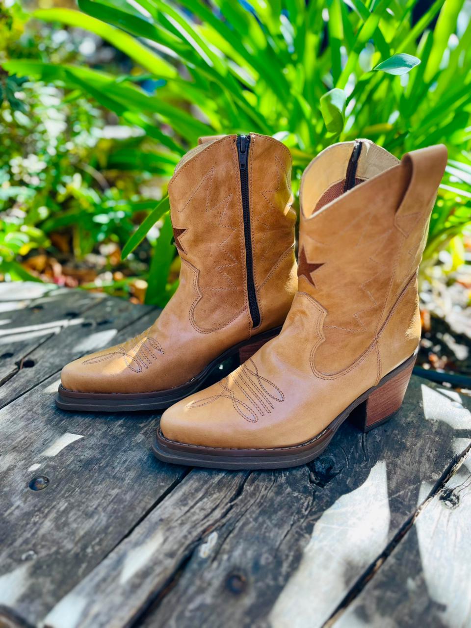 Bota vaquera cuero camel c/estrella