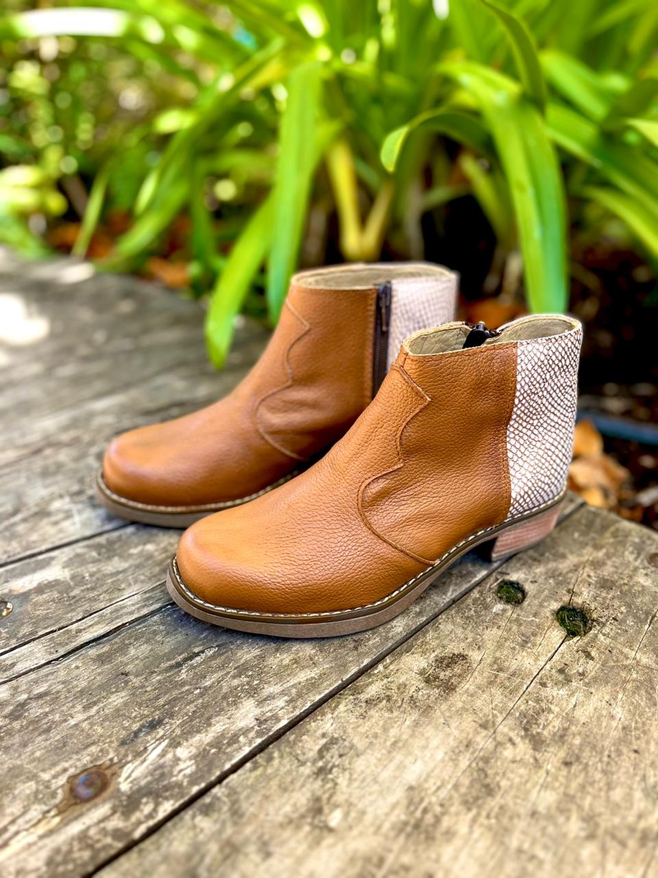 Botín kylie cuero camel c/dorado