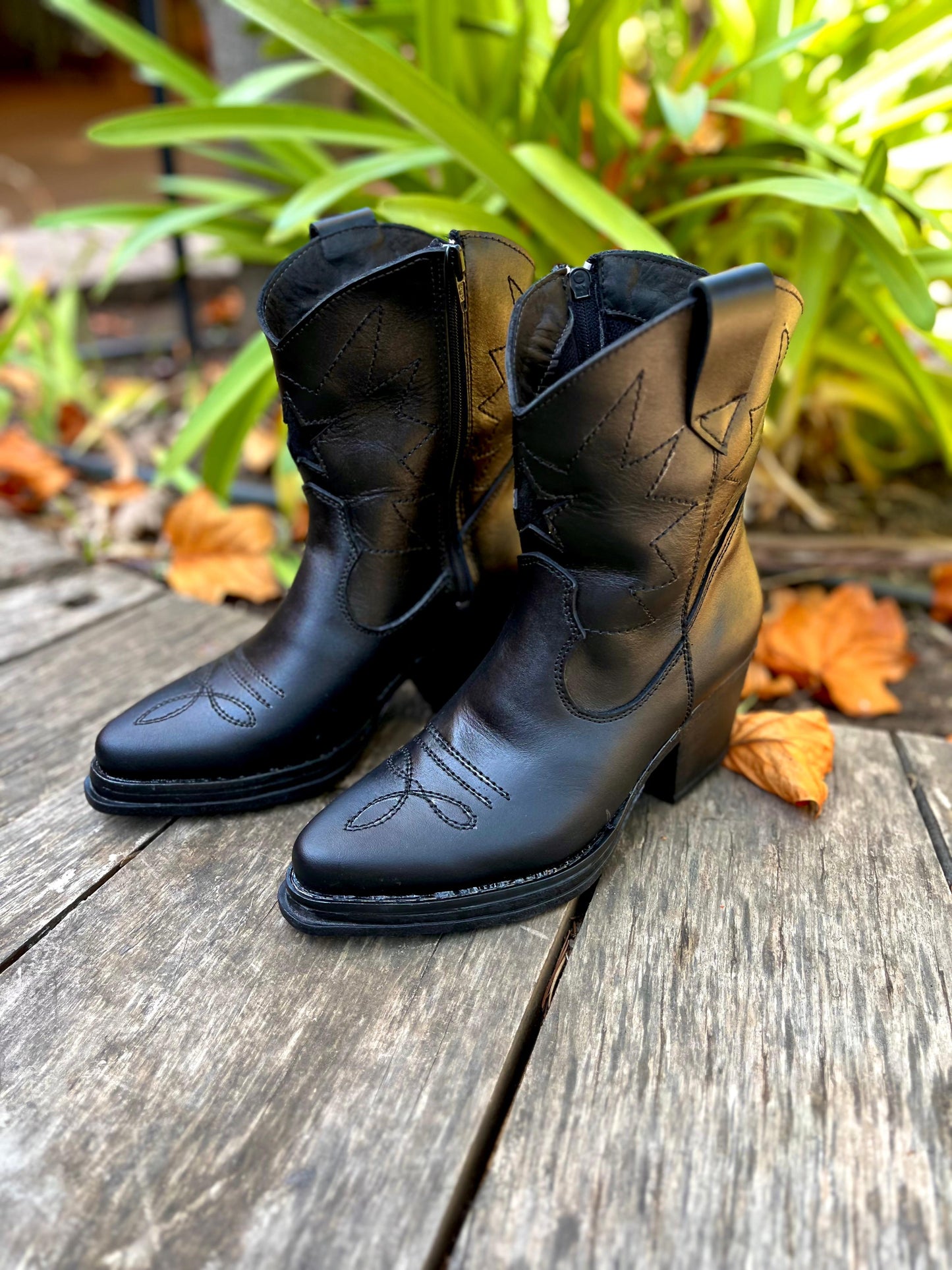 Bota vaquera cuero negro c/estrella