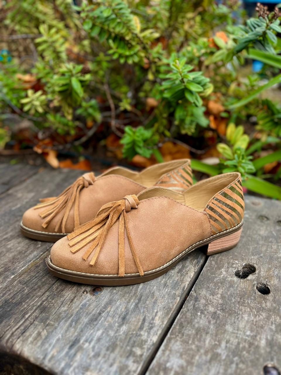 Abril babucha c/ pompón cuero camel c/dorado rayas talón