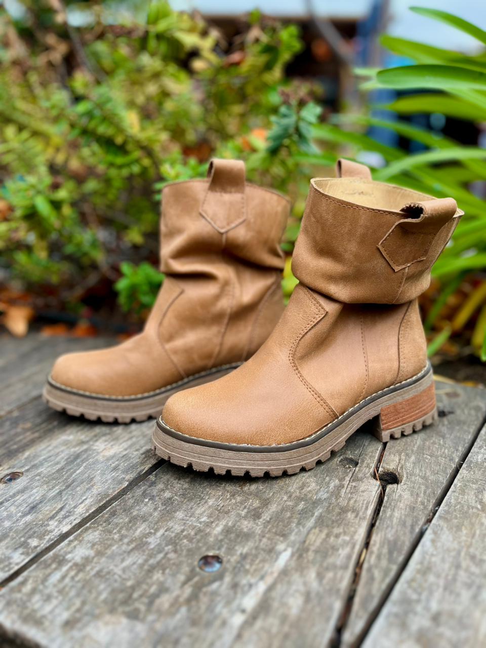 Botita arrugada Gloria cuero camel