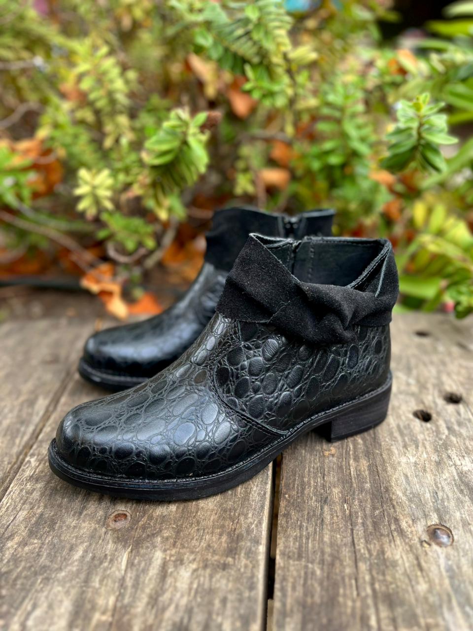 Botín Carmen cuero negro croco c/rosetón al lado