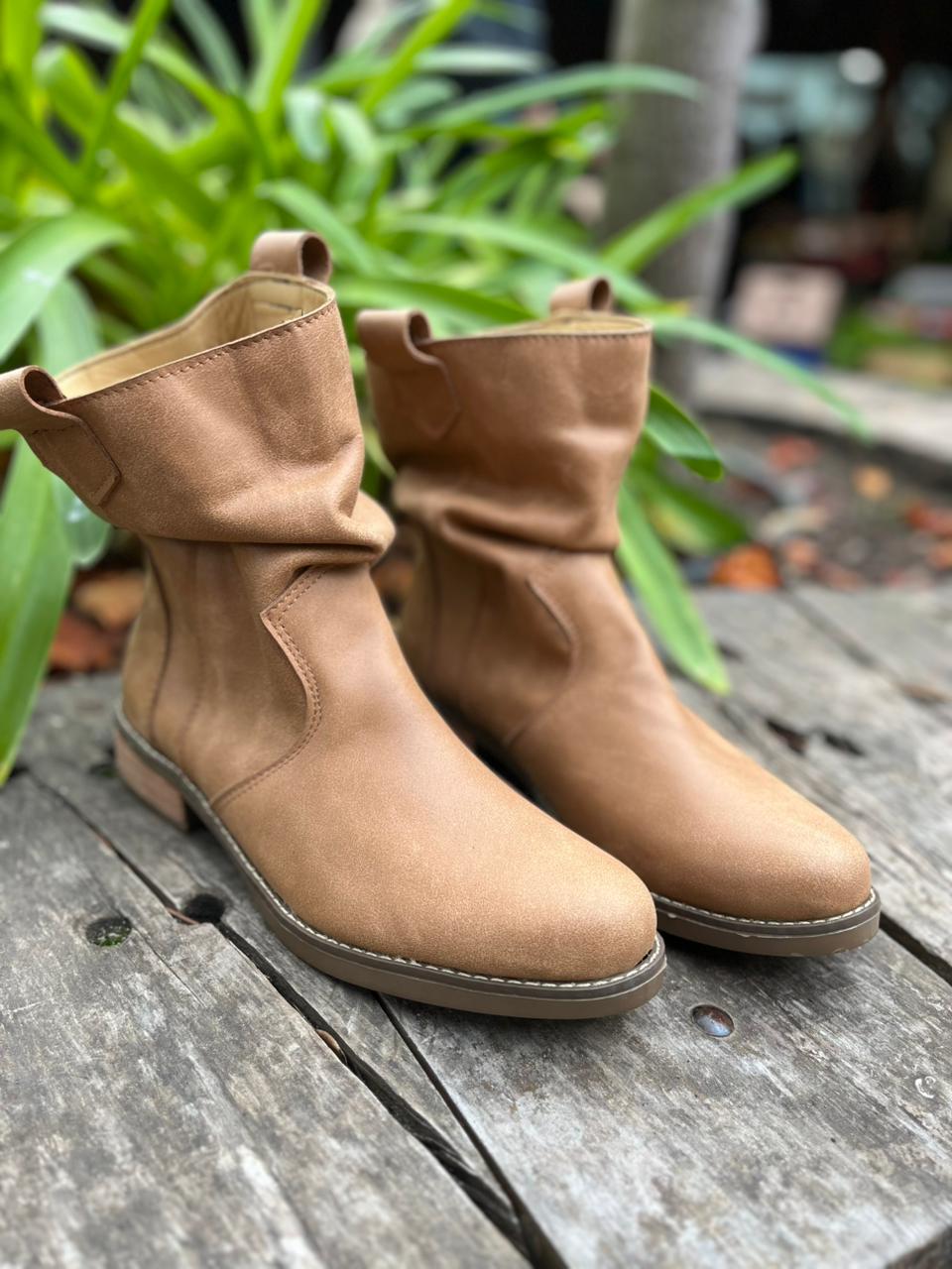Botita arrugada cuero camel