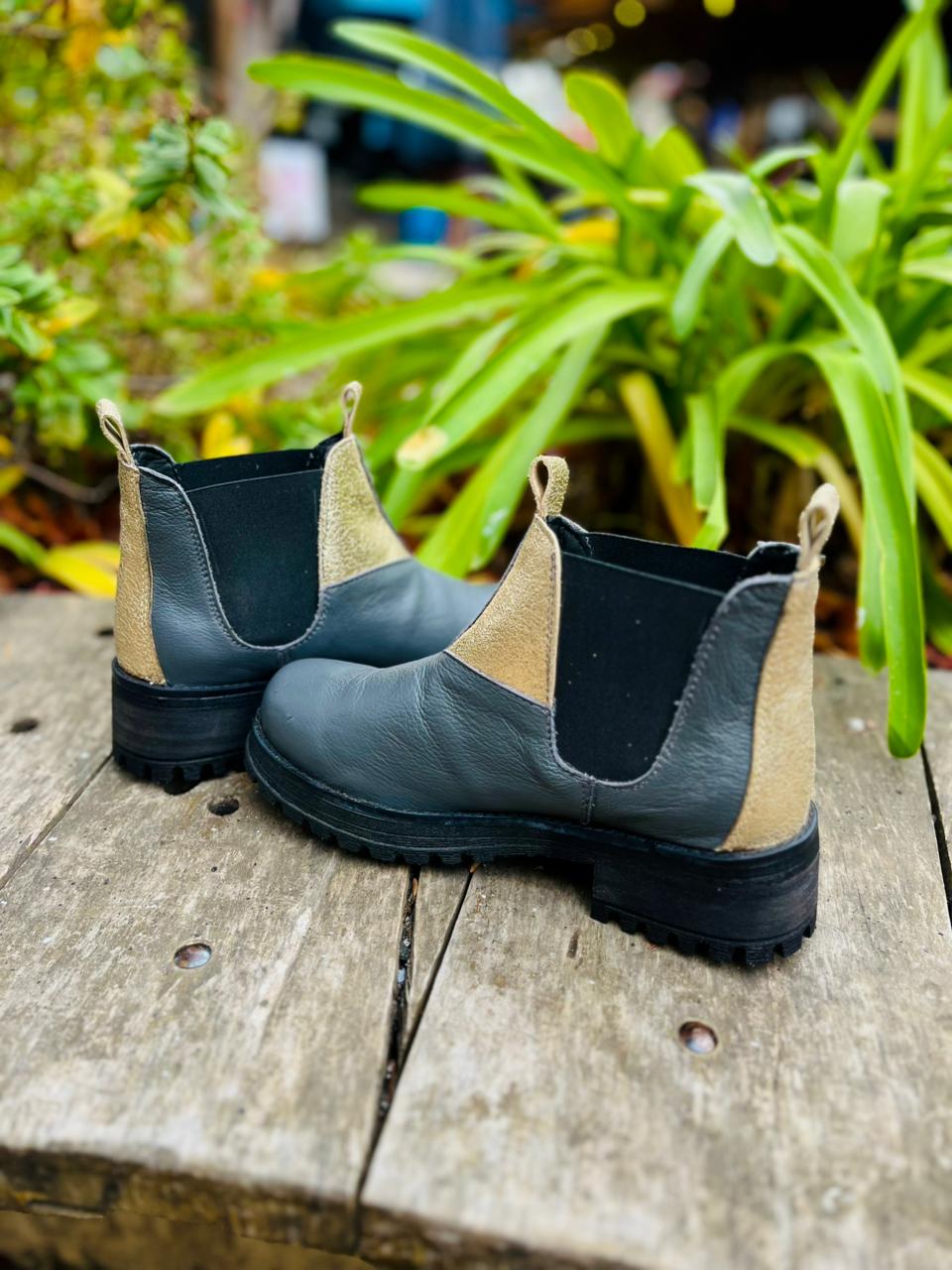 Botín chelsie renata cuero gris c/dorado