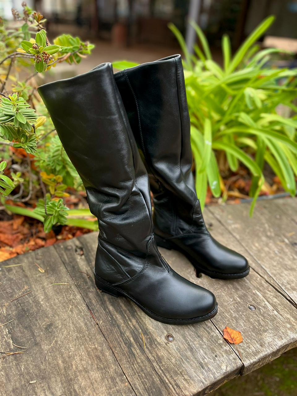 Bota arrugada Sonia cuero negro liso