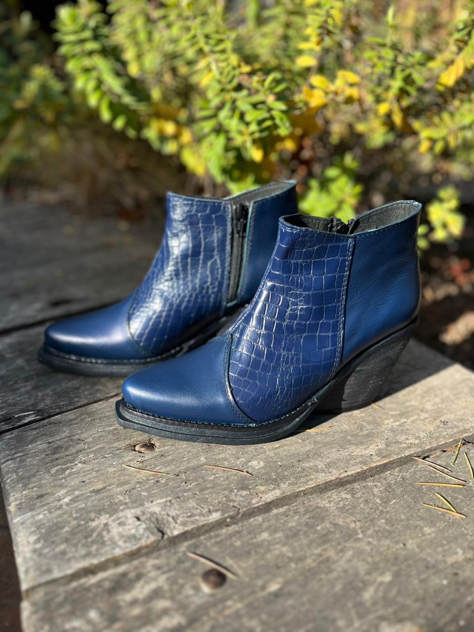 Botín vaquero cuero azul liso c/croco
