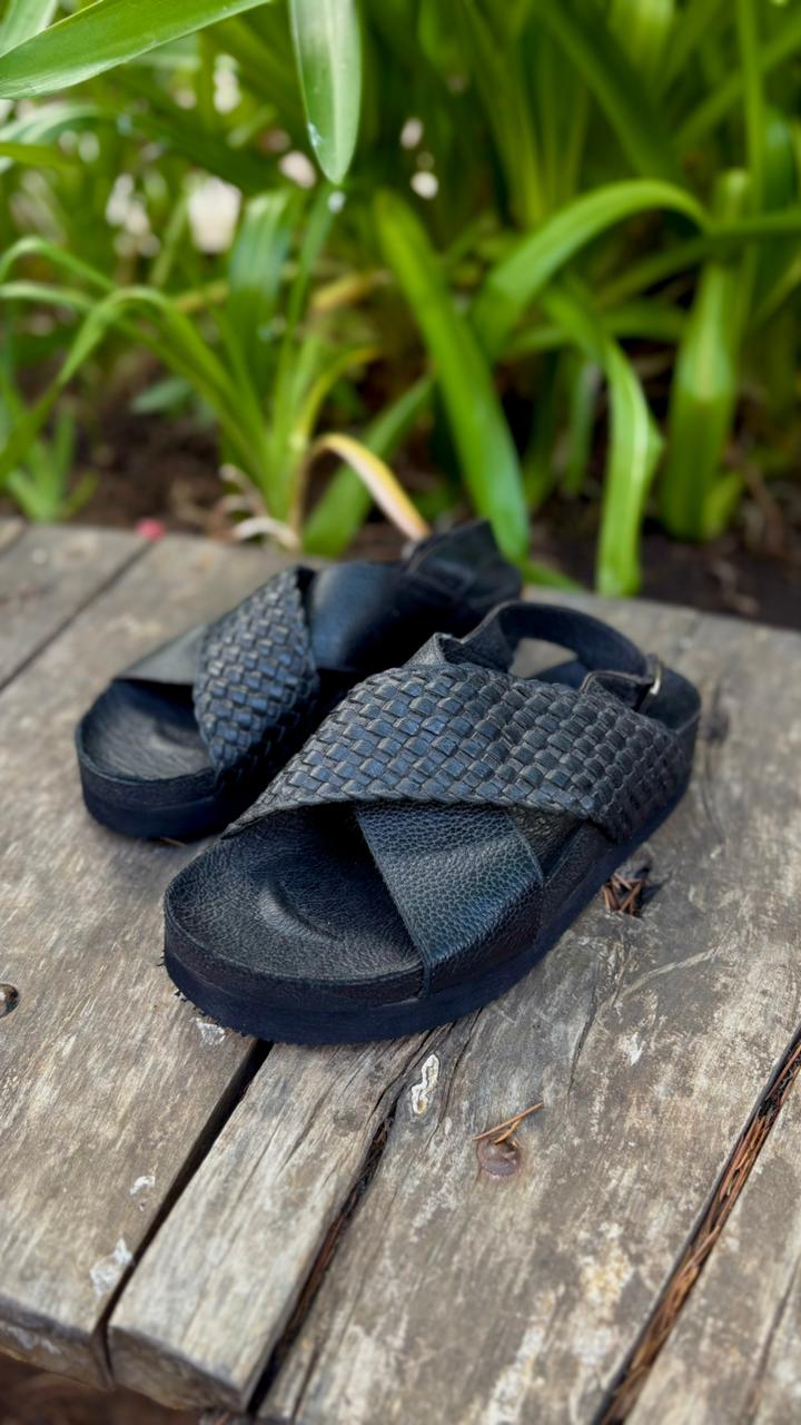 Sandalia Aragón cuero negro mimbre