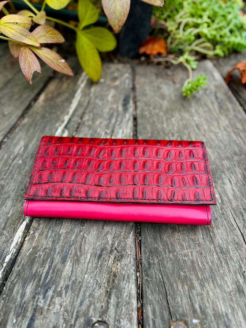 Billetera mujer cuero rojo croco c/fucsia