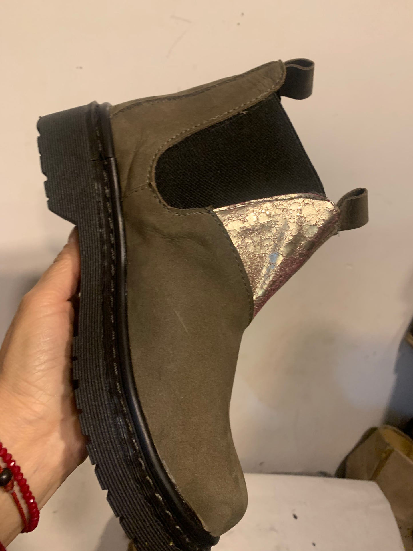 Botín Chelsie verde gamuzado con triángulo dorado texturado 37