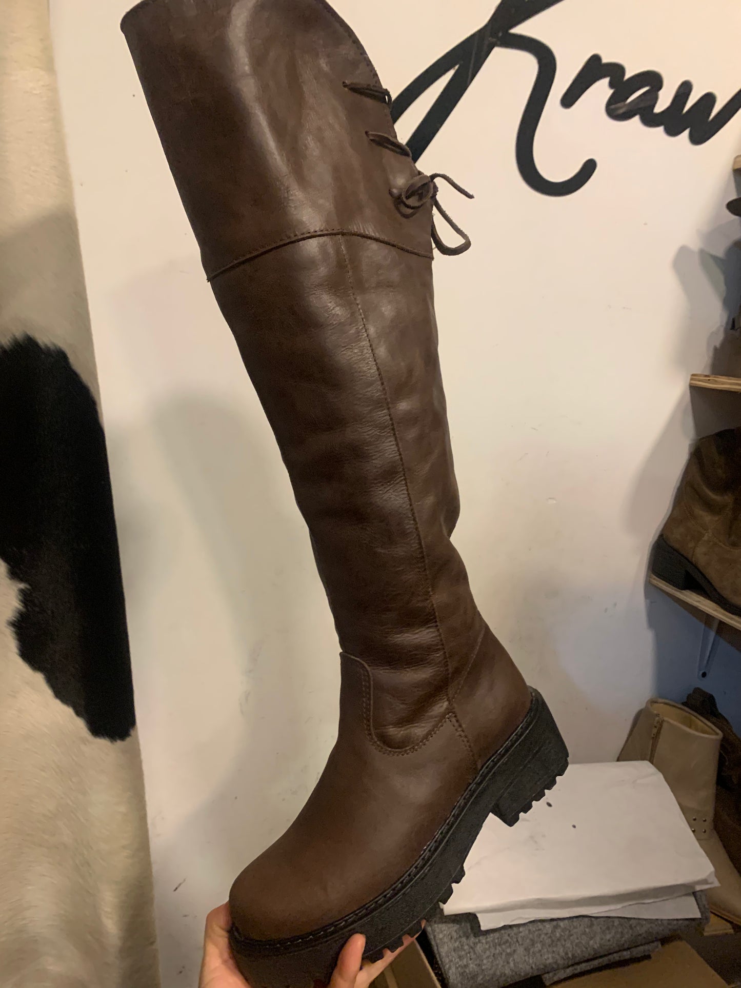 Bota larga café chocolate amarras atrás rodilla