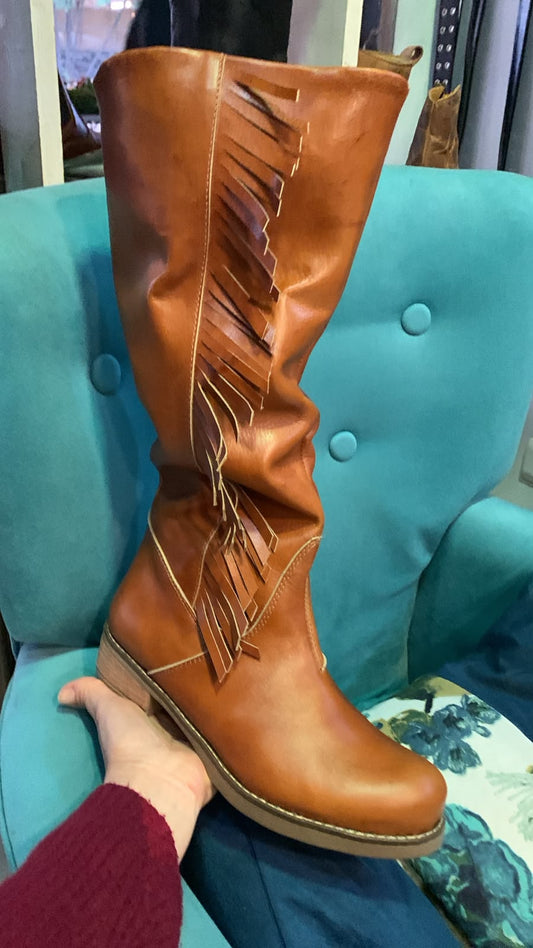 Bota arrugada flecos en camell