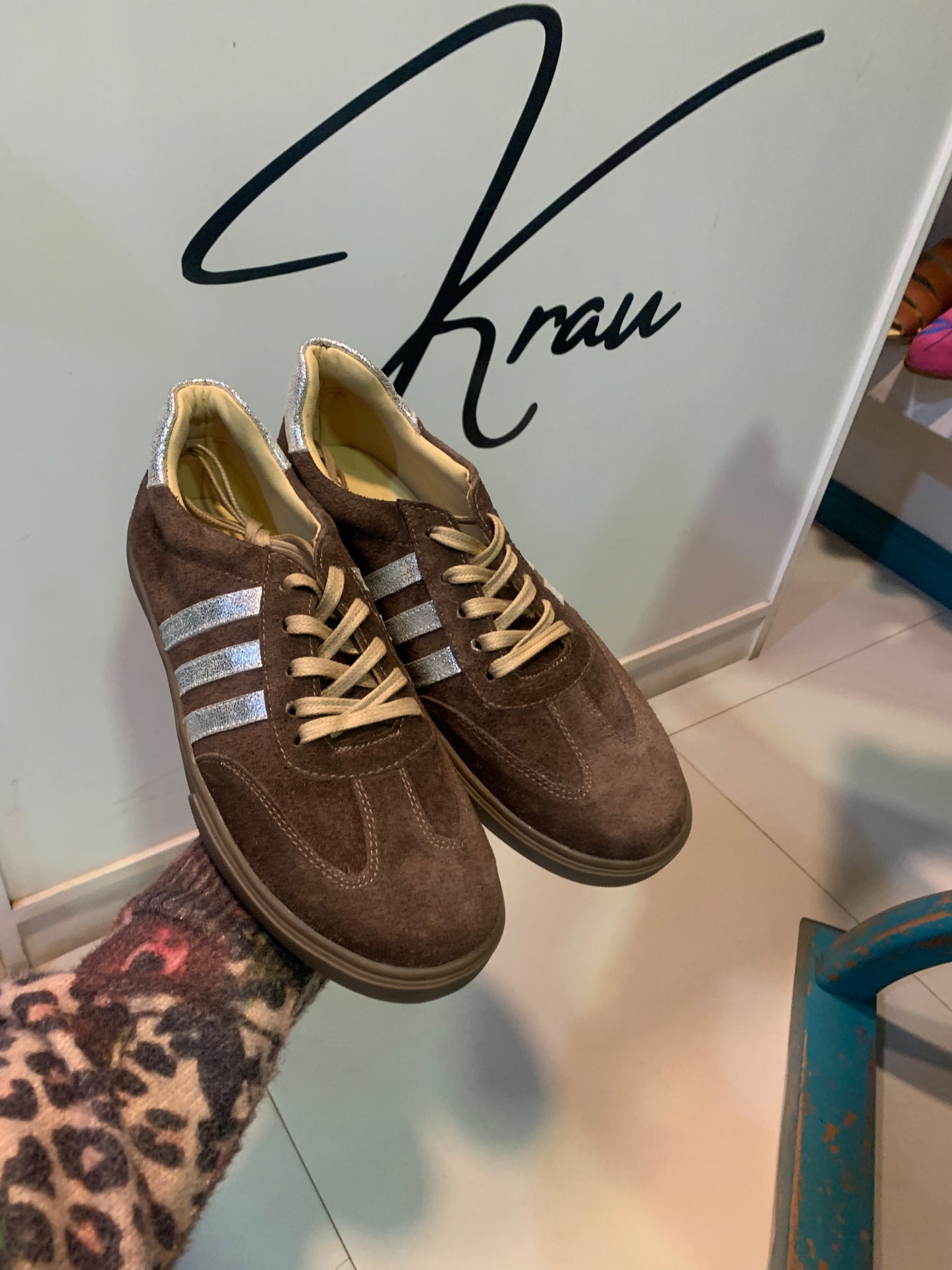 Zapatilla tipo Samba cuero reno chocolate