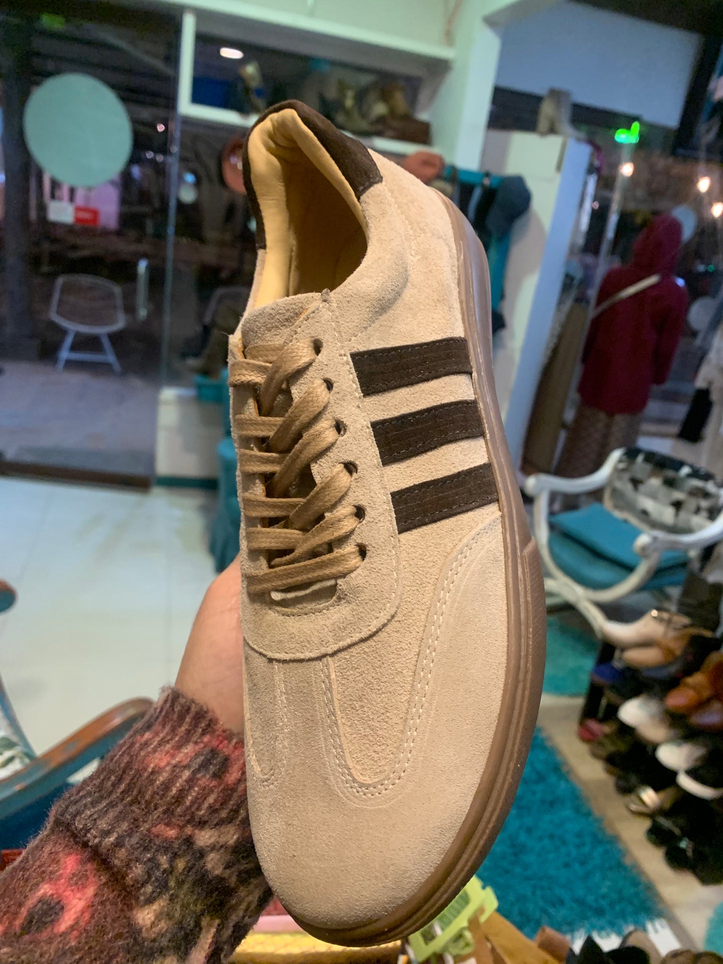 Zapatilla tipo Samba arena líneas café chocolate