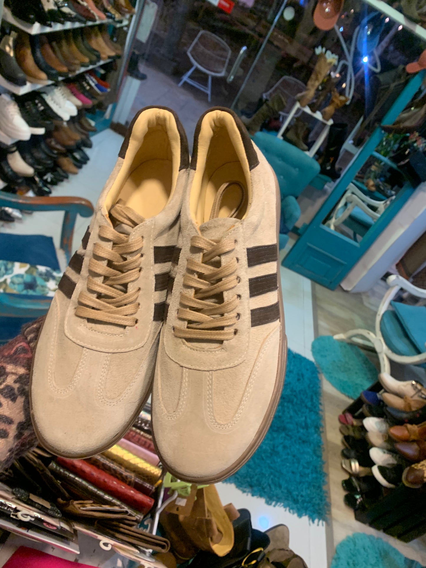 Zapatilla tipo Samba arena líneas café chocolate