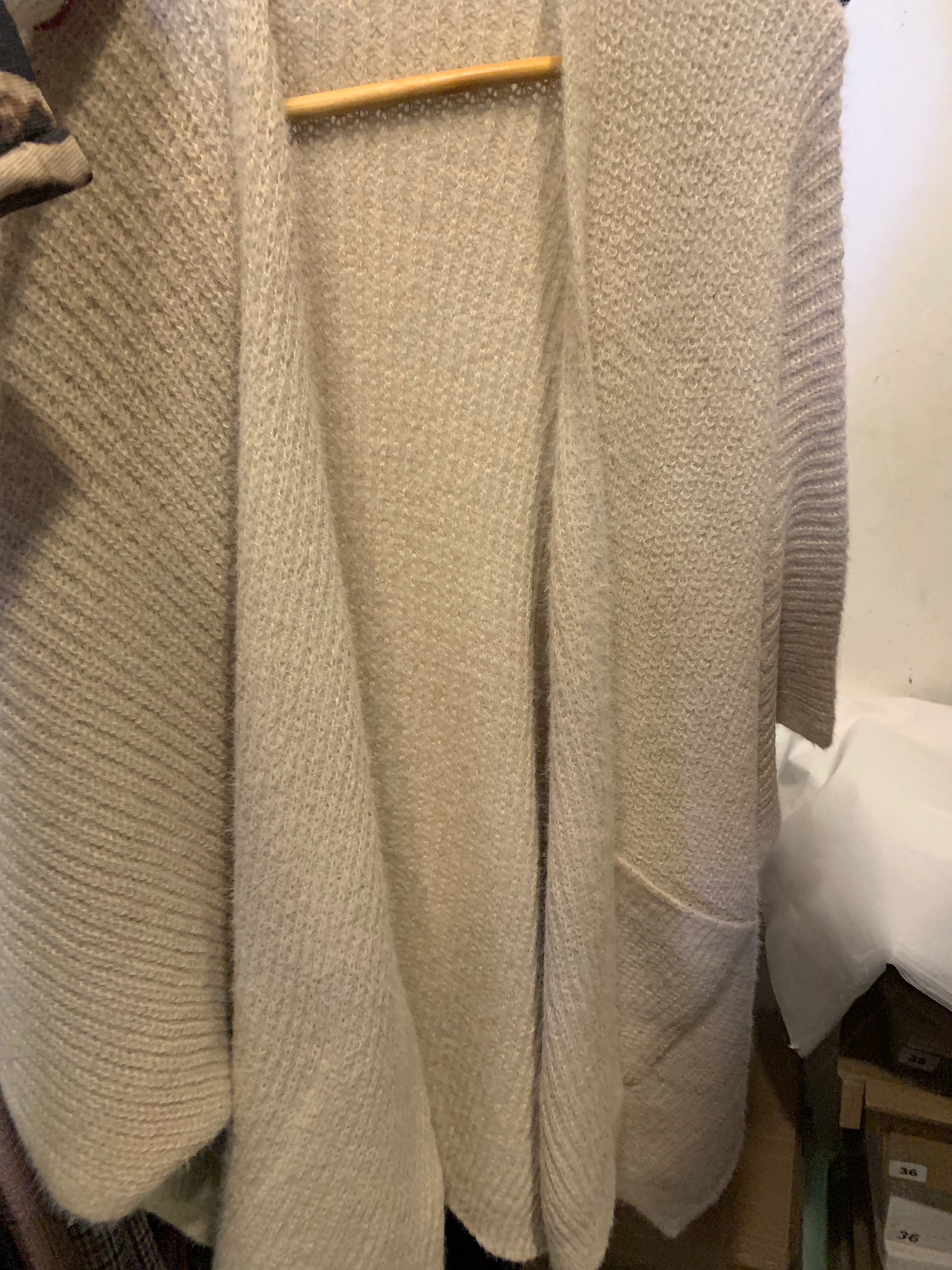 Ruana lana beige con bolsillos