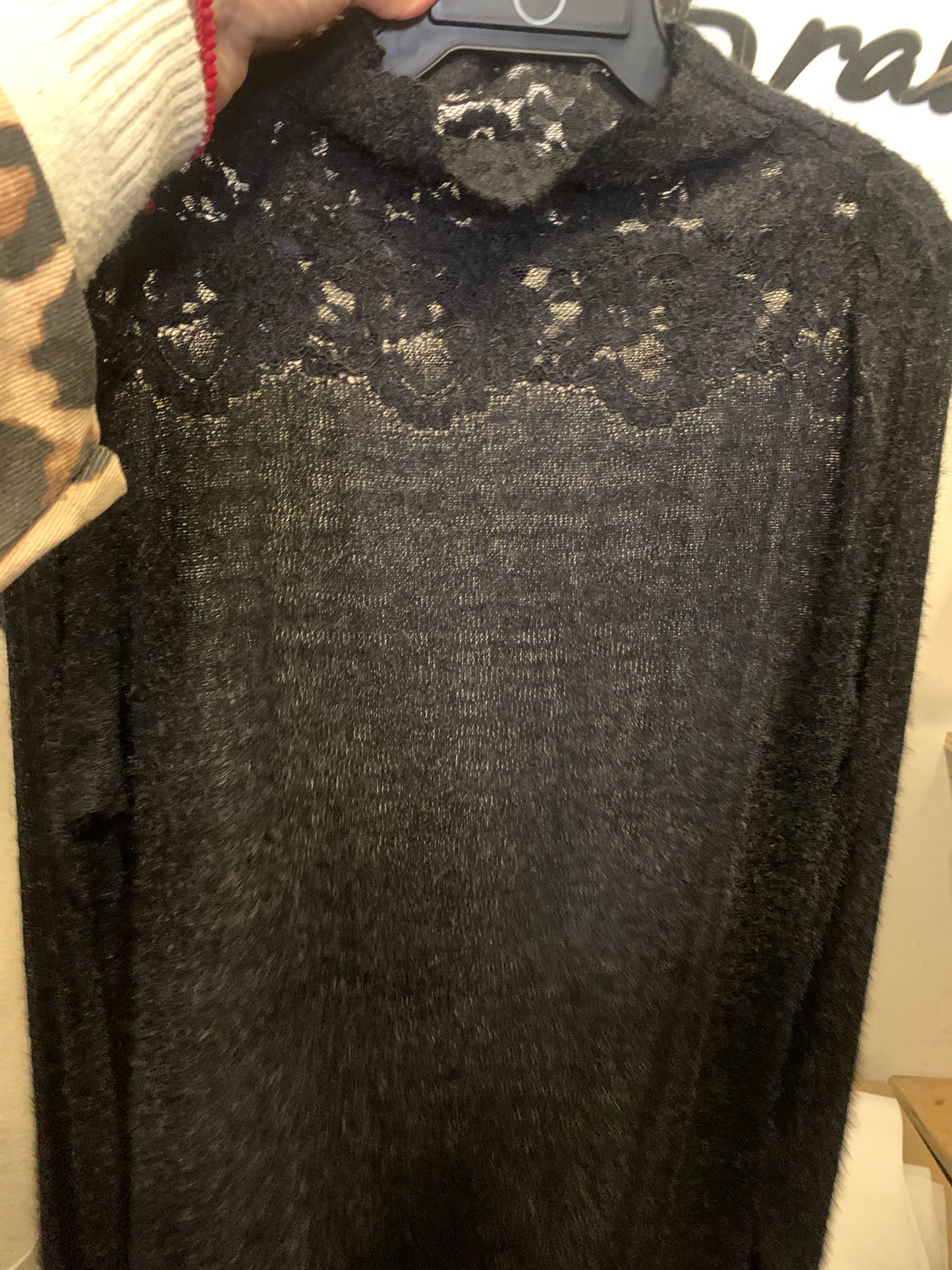 Polera negra M/L encaje