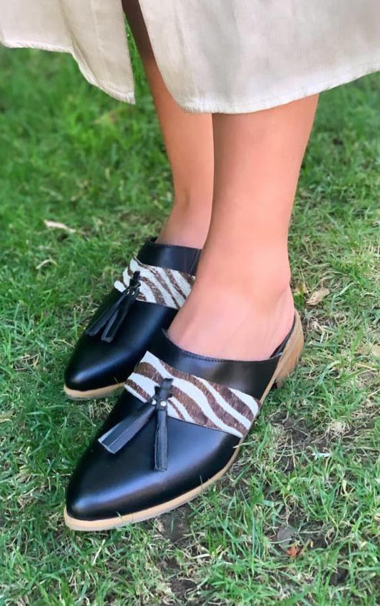 Puntilla Fuentes cuero negro, pelo cebra