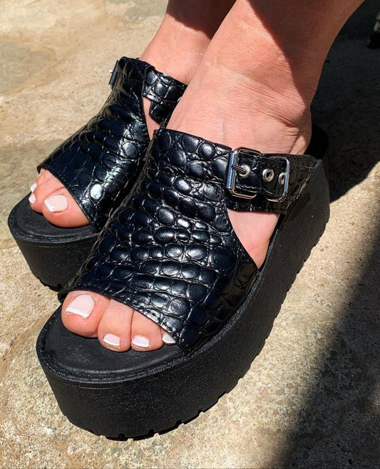 Sandalia Ragusa cuero negro croco hebilla