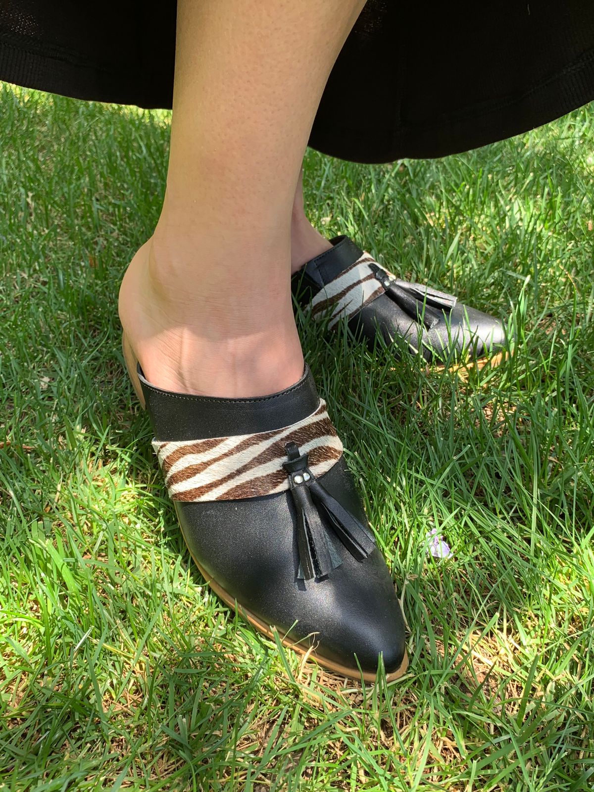 Puntilla Fuentes cuero negro, pelo cebra