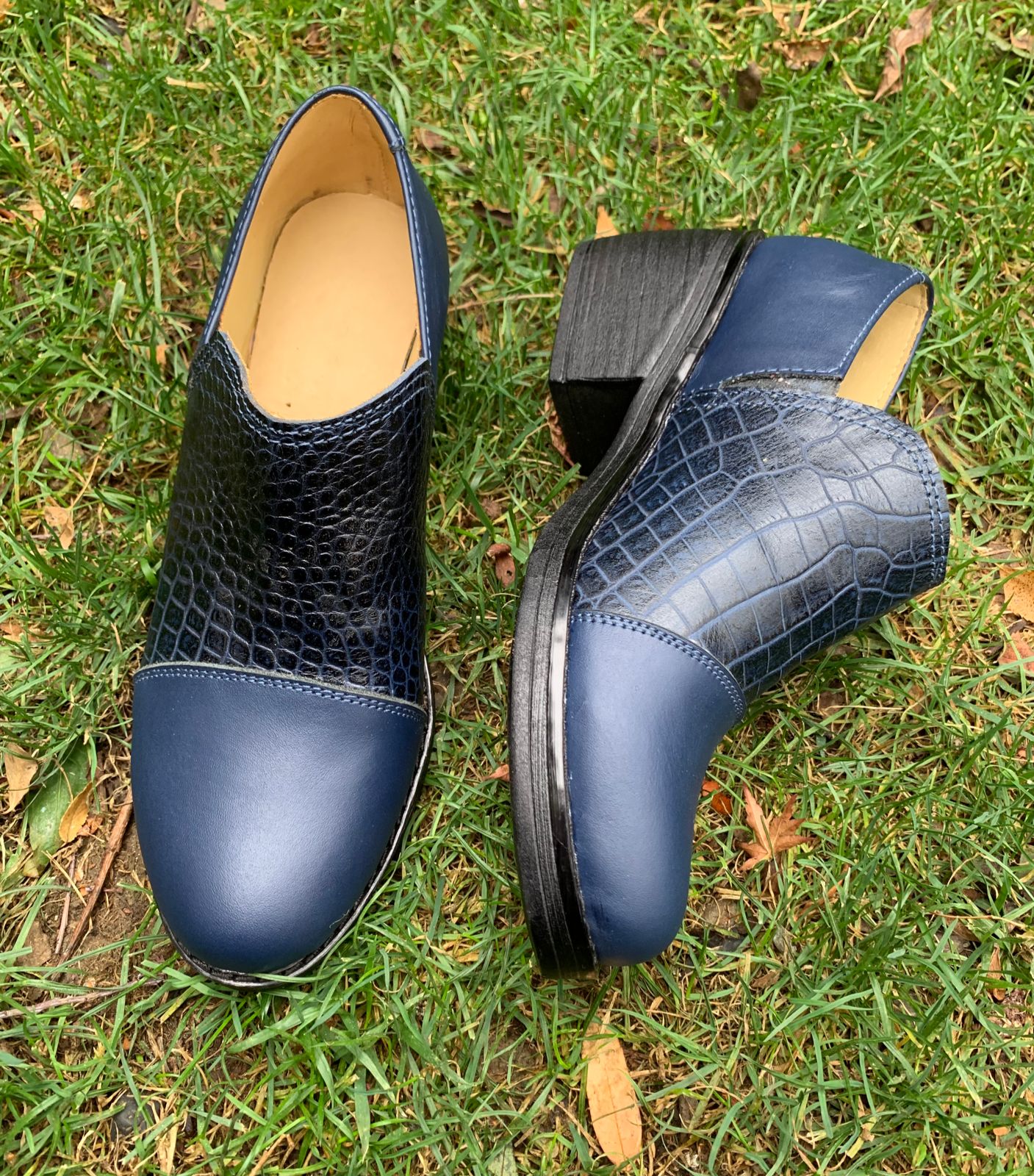 Babucha Zoe cuero azul c/croco