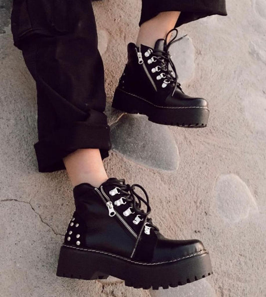 Botín Bolivia cuero negro poroso c/cordones y tachas