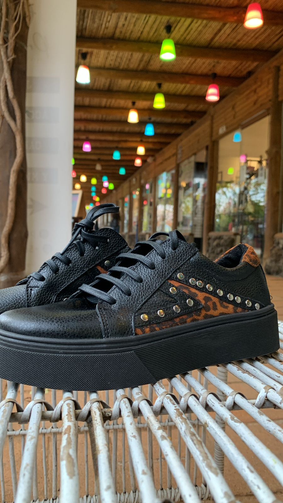 Zapatilla Misisipi cuero negro, print, tachas