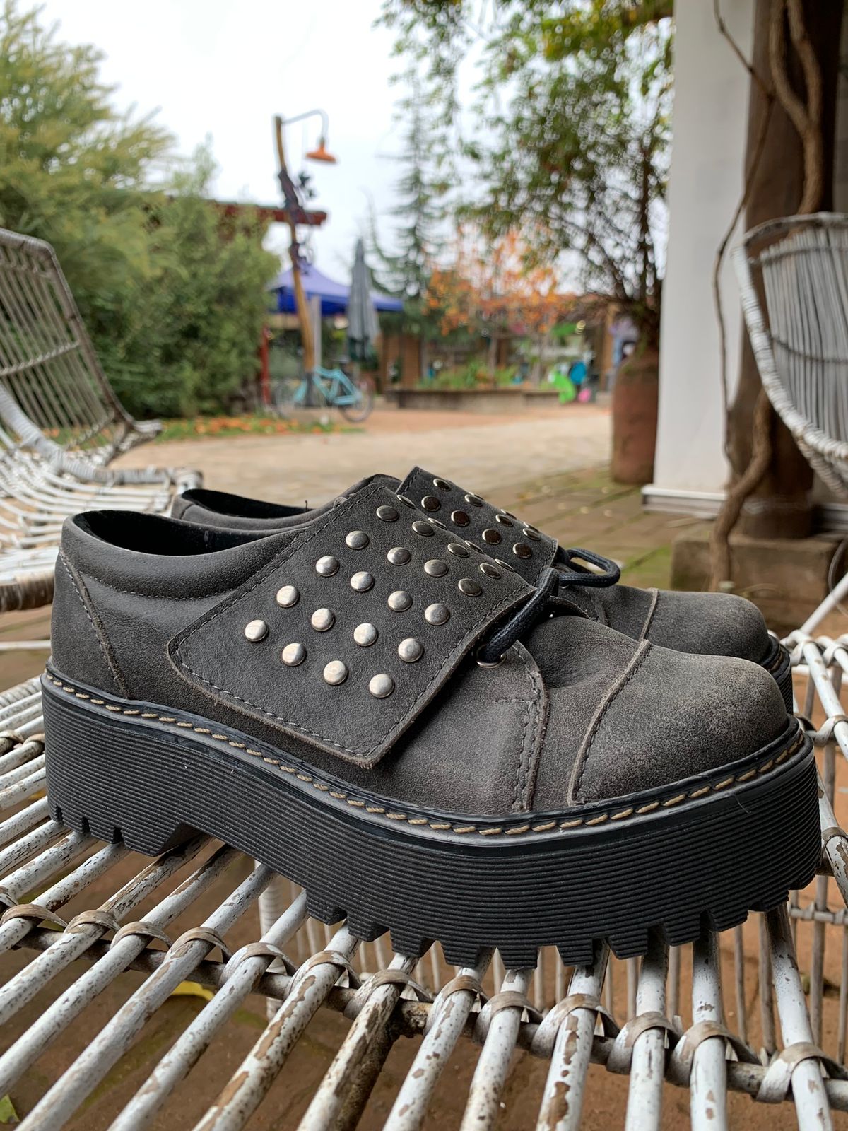 Botín Bahamas cuero gris c/velcro tachas y cordones