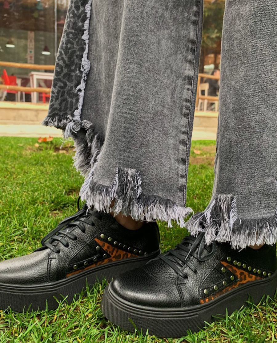 Zapatilla Misisipi cuero negro, print, tachas