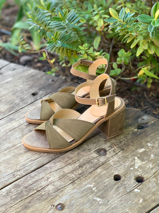 Sandalia Galápagos con taco cuero verde poroso