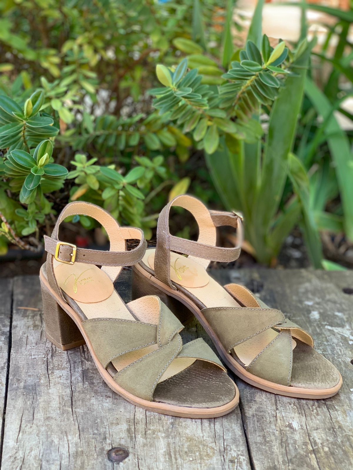 Sandalia Galápagos con taco cuero verde poroso