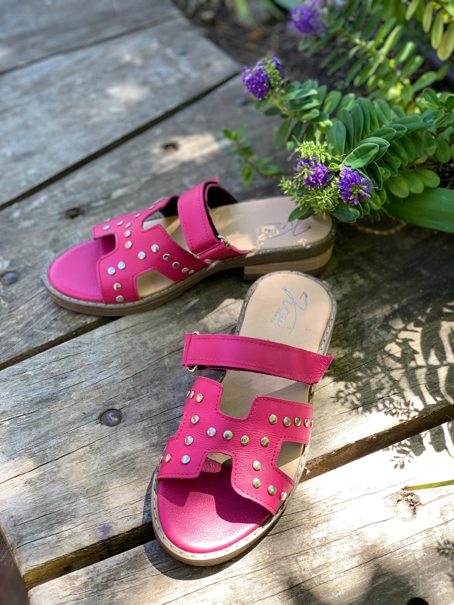 Sandalia Guayaquil cuero fucsia con tachas y velcro