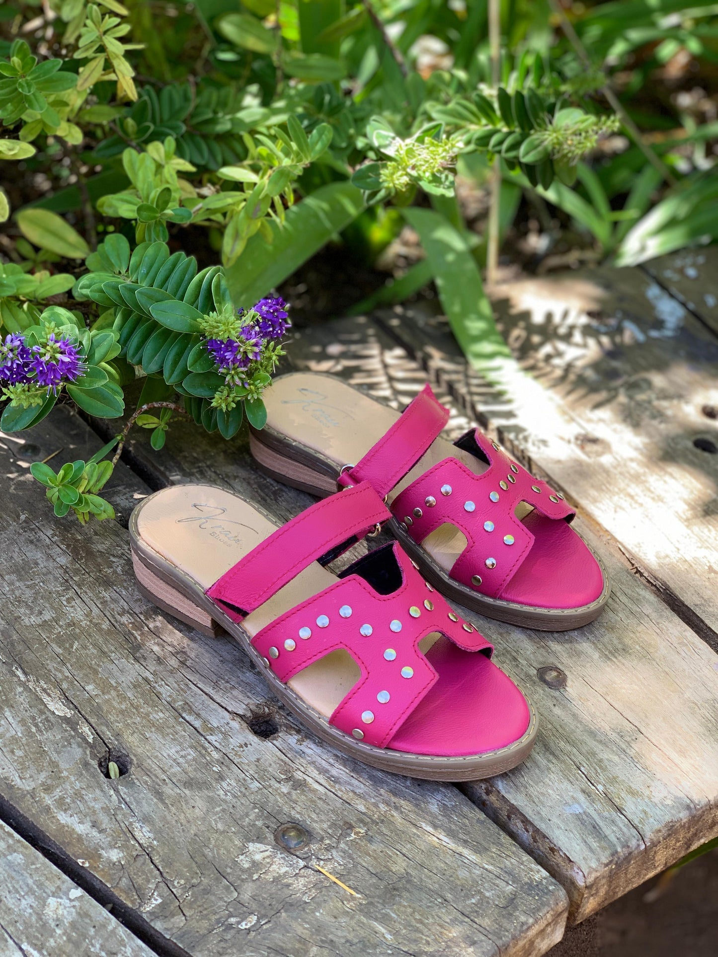 Sandalia Guayaquil cuero fucsia con tachas y velcro
