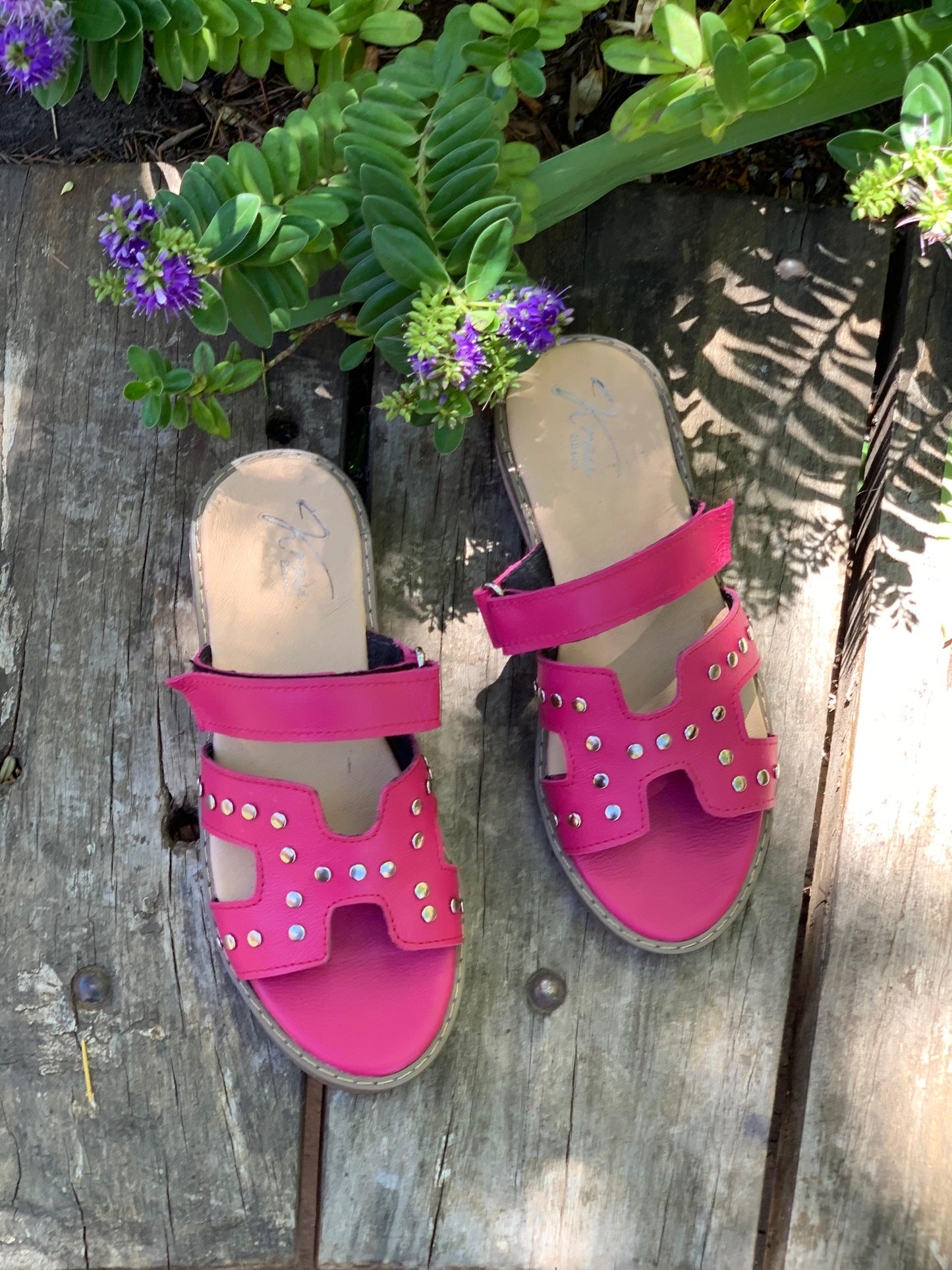 Sandalia Guayaquil cuero fucsia con tachas y velcro
