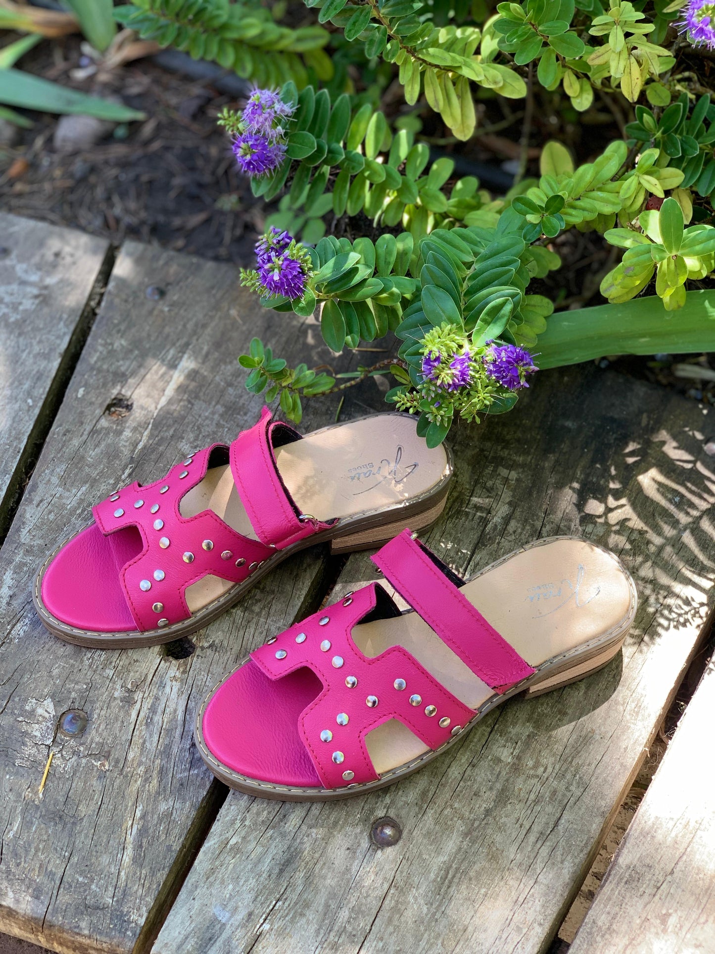Sandalia Guayaquil cuero fucsia con tachas y velcro