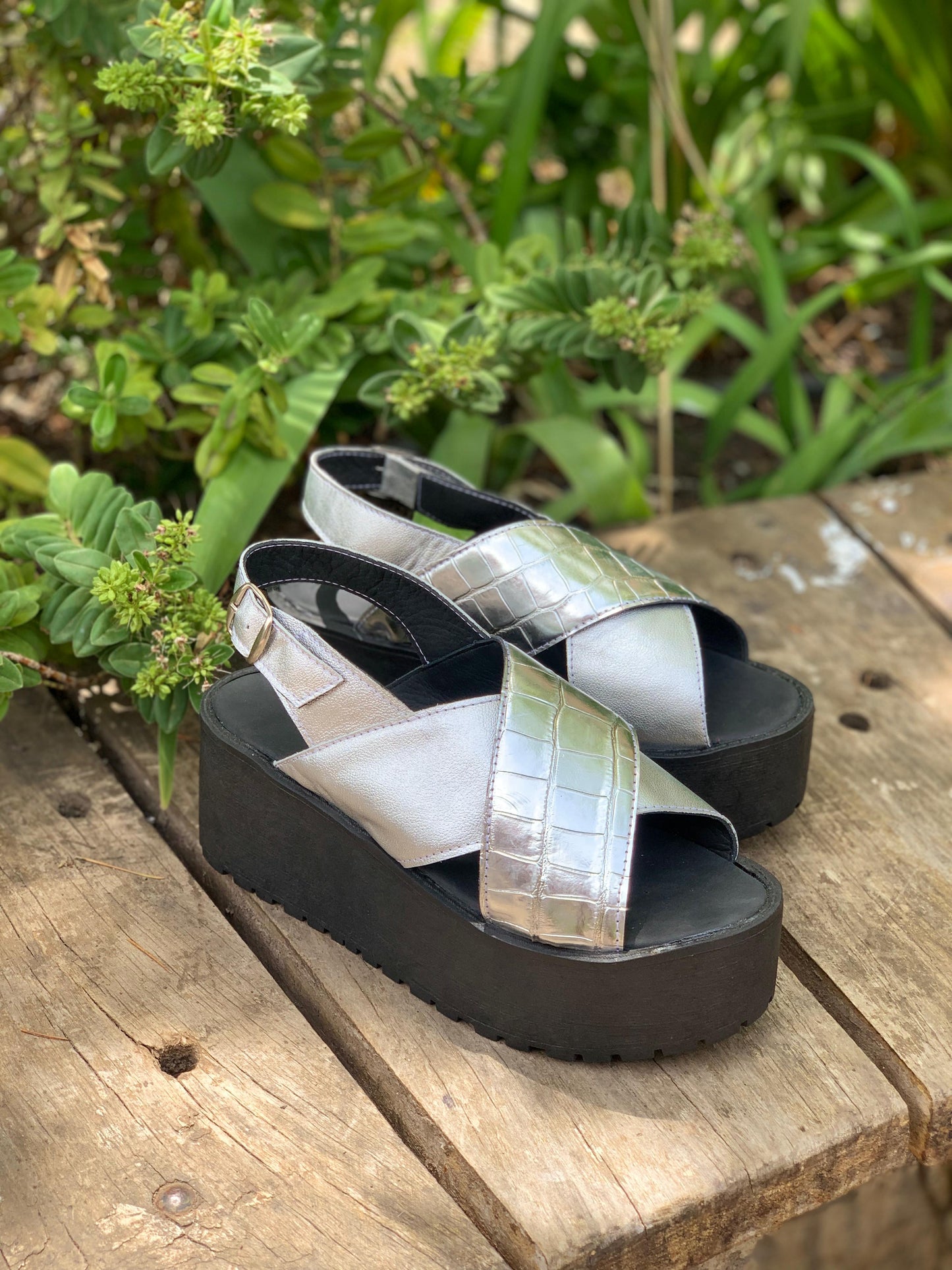 Sandalia Iquitos cuero plata, croco, cruzada alta